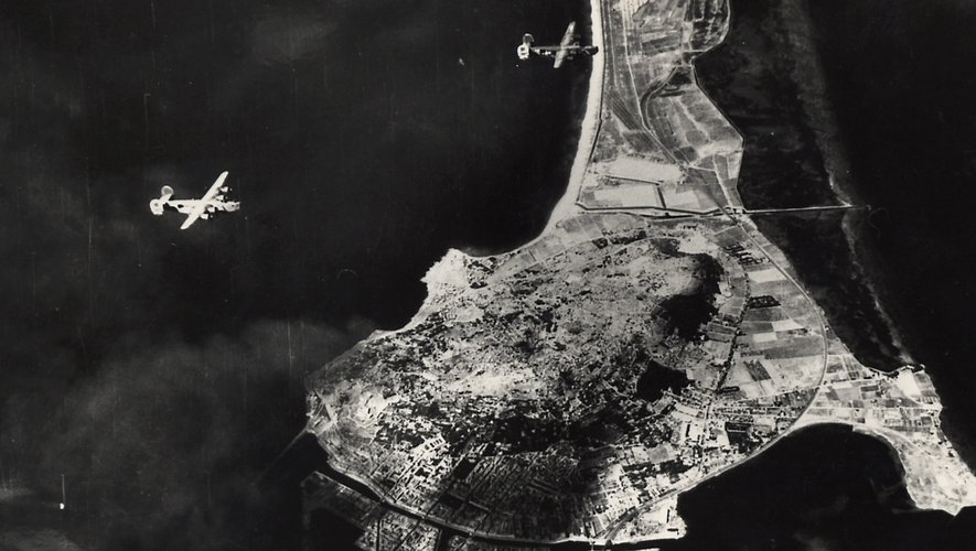 L'exposition revient sur le bombardement de Balaruc, vue aérienne, des avions survolent la presqu'île