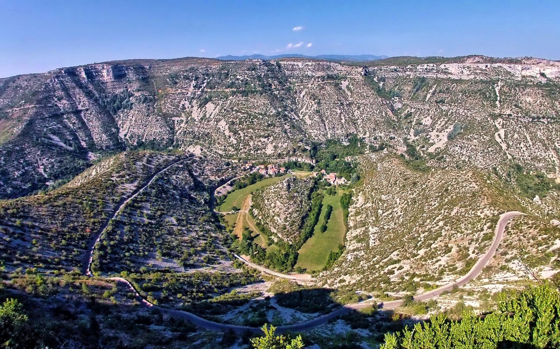 ESCAPADE EN MINI-BUS AVEC BUSCAPADE : LE CIRQUE DE NAVACELLES