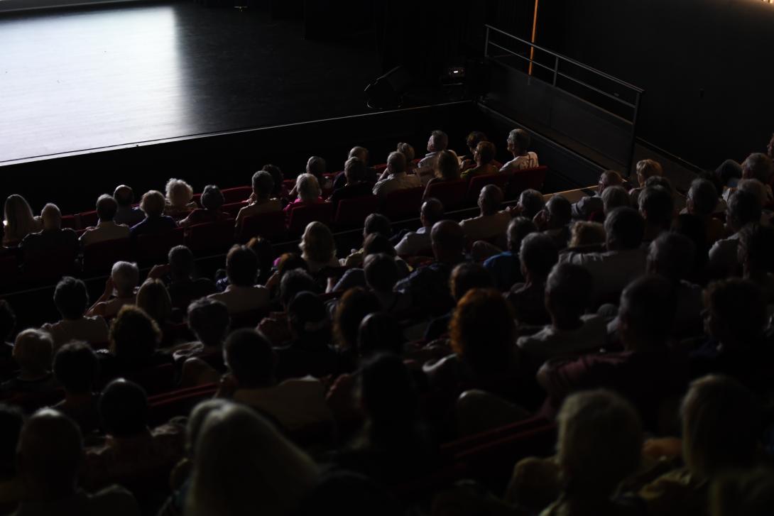 Le public du Piano-Tiroir découvre le film de présentation de la nouvelle saison culturelle 2025-2026.