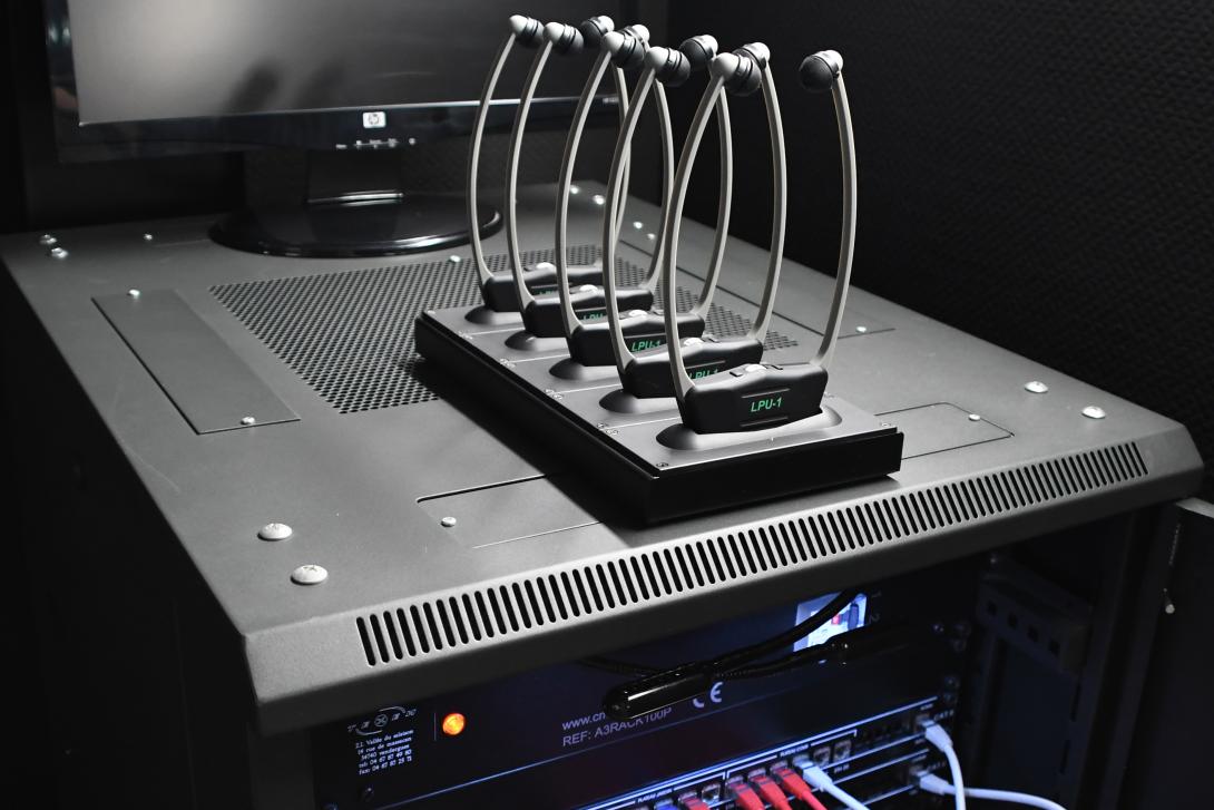 Boucle d’induction magnétique installée au Piano-Tiroir pour améliorer l’accessibilité auditive des spectateurs malentendants.