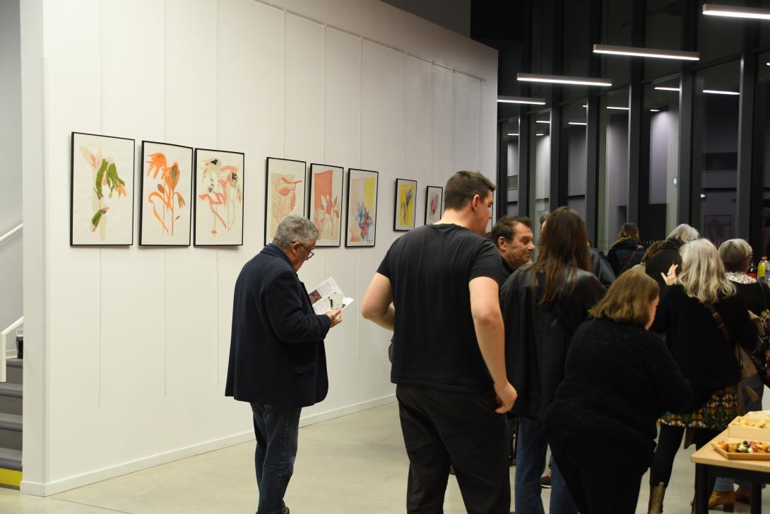 Lors du vernissage de l'exposition jardin intime d'isabelle piron