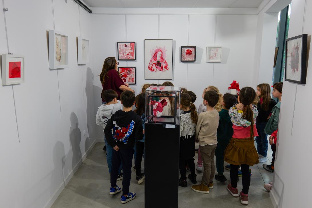 Isabelle Piron, présente pour partager la visite de son exposition aux élèves Balarucois