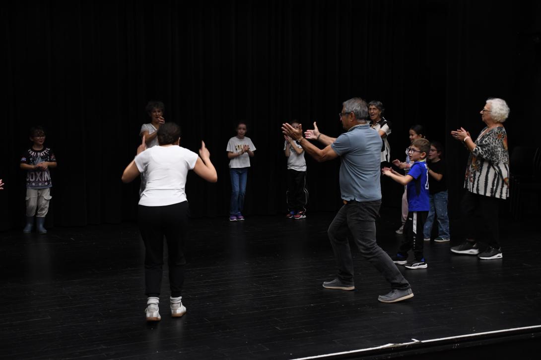 Atelier flamenco au Piano-Tiroir, avec des jeunes et des moins jeunes.
